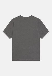 T-shirt gris à manches courtes en coton doux. Doté d'un col rond et de bords nets. Couleur unie sans motifs ni accents supplémentaires.