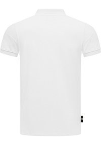 Balta polo marškinėliai, pagaminti iš tekstūruotos medžiagos, su klasikiniais apykakle, trumpomis rankovėmis ir diskretiška logotipo etikete apatinėje pusėje.