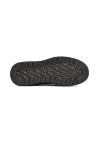 Suela de zapato de goma negra con un patrón texturizado y antideslizante, que incluye diamantes elevados y ranuras horizontales para tracción.
