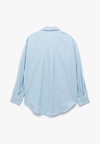Lyseblå skjorte med lange ærmer, klassisk krave, ryg-pleat detalje og knapmanchetter, lavet af glat stof med en blød tekstur.