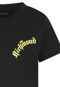 T-shirt in cotone nero con stampa del logo giallo "John Richmond" in un font curvato e stilizzato nella parte superiore sinistra. Collo a giro classico.