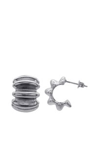 Orecchini d'argento con un design a colonna rigata e una forma ad anello ondulato. Entrambi i pezzi hanno una finitura metallica lucida.
