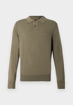 Suéter polo de manga larga en verde oliva, hecho de un tejido de punto suave, con un collar clásico, tres botones y puños y dobladillo de canalé.