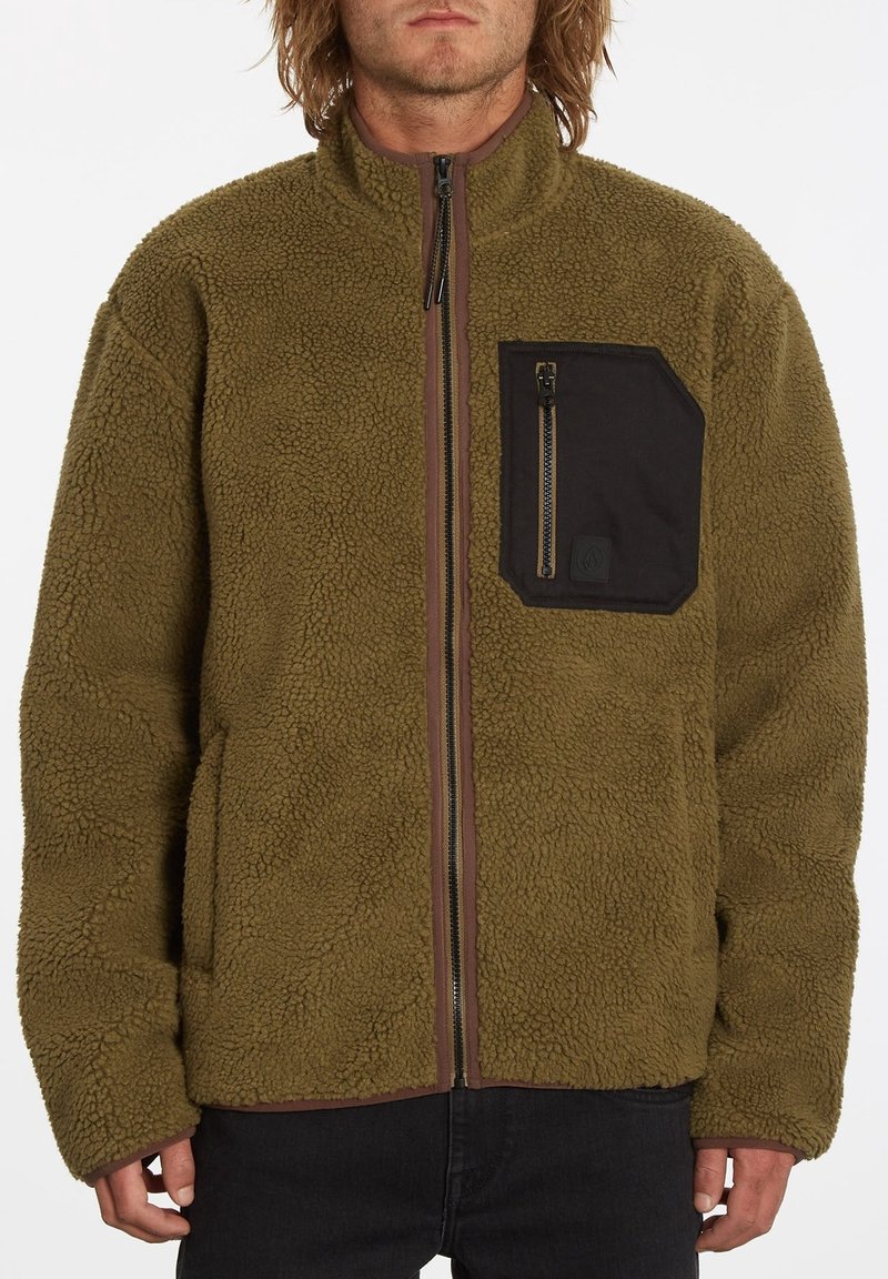 Olivengroene fleecejas met een lichtgewicht stof, ritssluiting aan de voorkant, opstaande kraag en een zwart af te ritsen borstzakje. Gestructureerde afwerking.