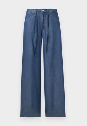 Jean denim bleu taille haute, jambes larges, poches avant, passants de ceinture, fermeture par boutons et longues attaches en tissu pour la ceinture.
