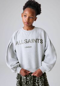 Helehall hallGrey sweatshirt, millel on paff varrukad ja "ALLSAINTS LONDON" leopardimustriga tähtedega, kombineeritud looma- jaotisega seeliku. 