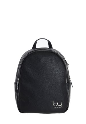 Piccolo zaino in pelle nera testurizzata con cerniera argentata e logo sulla parte anteriore, dotato di manico superiore e tasche laterali.