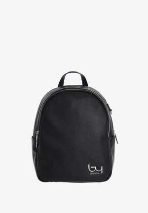 Piccolo zaino in pelle nera testurizzata con cerniera argentata e logo sulla parte anteriore, dotato di manico superiore e tasche laterali.