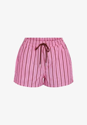 Rožinės elastingos juosmens šortai su vertikaliomis rudos spalvos juostelėmis ir ruda raištelio sagtele priekyje centre.