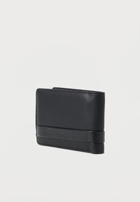 Μαύρο πορτοφόλι από δέρμα με ομαλή υφή, ορθογώνιο σχήμα και οριζόντια διακοσμητική λωρίδα. Μινιμαλιστικός σχεδιασμός, χωρίς ορατά εξαρτήματα.
