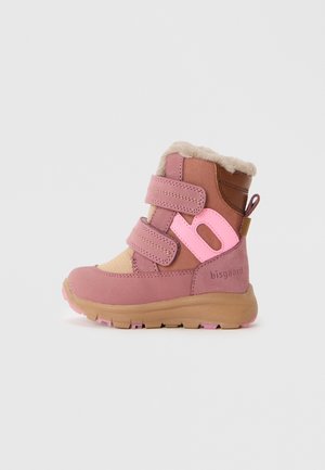 Rosa Kinderstiefel mit einem Obermaterial aus Wildleder und Textil, zwei Klettverschlüssen, einer hellbraunen Gummisohle und einem flauschigen Futter an der Oberseite.