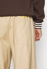 adidas Originals NICE CHINO - Auduma bikses - magic beige