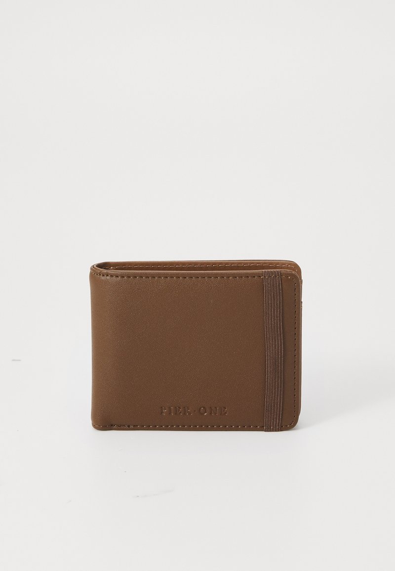 Cartera de cuero marrón con una textura suave, forma rectangular compacta y un compartimento para tarjetas en un lado. Nombre de la marca grabado en la parte frontal.