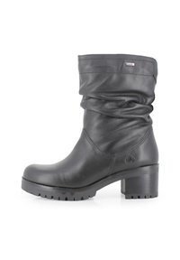 Botín de cuero negro hasta el tobillo con puntera redondeada, parte superior holgada y tacón grueso. Presenta un acabado texturizado y una suela resistente.