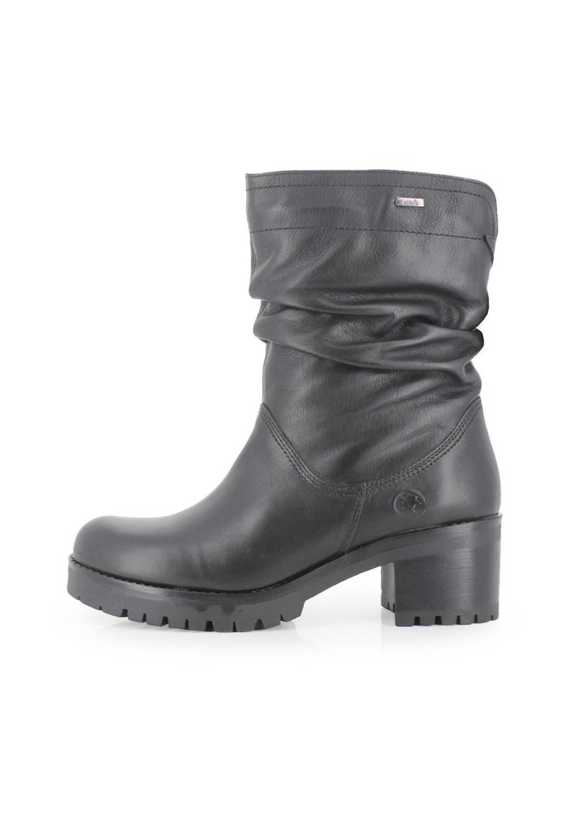 Botín de cuero negro hasta el tobillo con puntera redondeada, parte superior holgada y tacón grueso. Presenta un acabado texturizado y una suela resistente.
