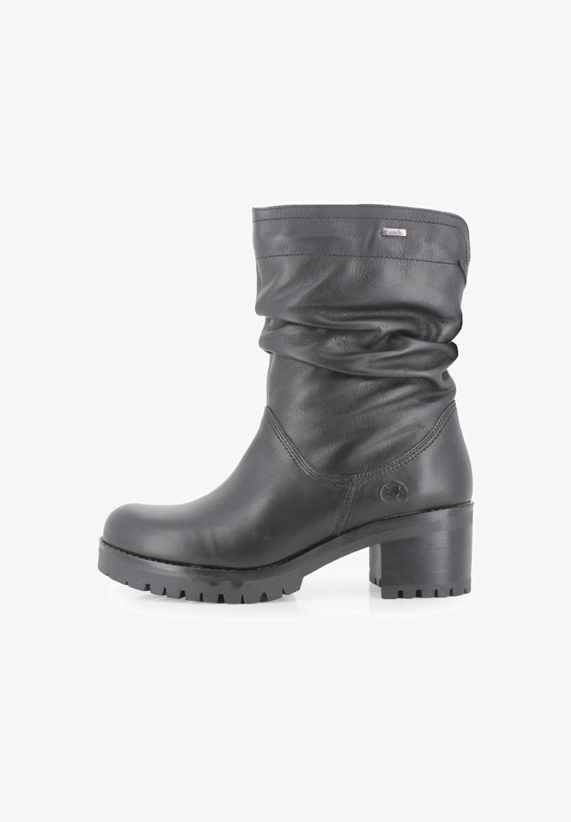 Botín de cuero negro hasta el tobillo con puntera redondeada, parte superior holgada y tacón grueso. Presenta un acabado texturizado y una suela resistente.