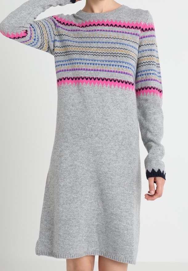 Graues Strickkleid mit langen Ärmeln, das mehrfarbige horizontale Streifen in Rosa, Blau und Schwarz zeigt. Weicher Stoff und lockere Passform.