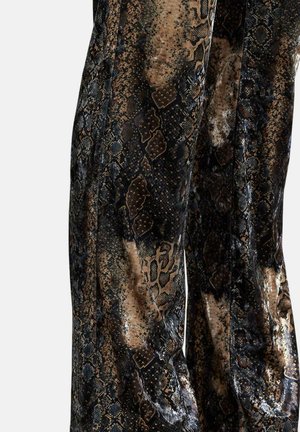 Slangenprint stof broek met een glanzende afwerking, donkere tinten met gouden en bruine accenten, en een slank, getailleerd ontwerp.