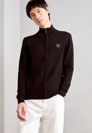 SWEATER WITH METAL LOGO RUBBER PATCH - Strickjacke - black