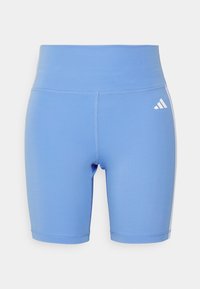 Shorts de vélo de sport taille haute bleu clair avec logo Adidas blanc sur la cuisse gauche et bandes blanches sur les côtés.