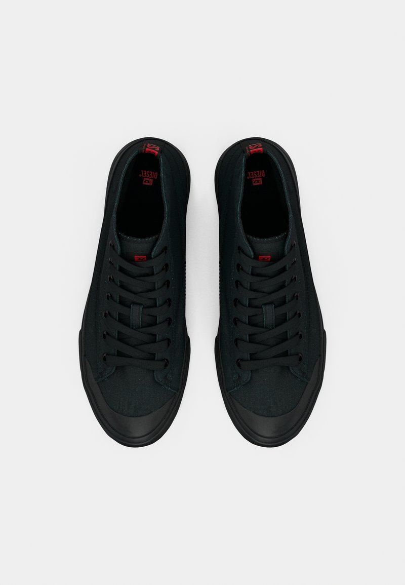 Schwarze Leinensneaker mit strukturiertem Obermaterial, Gummisohlen und schwarzen Schnürsenkeln. Verfügen über rote Logo-Akzente auf der Zunge und der Seitennaht.