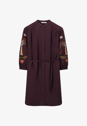 Robe boutonnée bordeaux avec manches longues bouffantes ornées de broderies florales colorées. Comprend une ceinture assortie et un tissu doux au toucher.