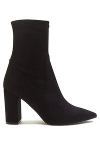 Schwarze Knöchelstiefel aus weichem Wildleder, mit spitzer Zehenform und hohem Blockabsatz, mit einer perfekt sitzenden oberen Partie und nahtlosem Design.