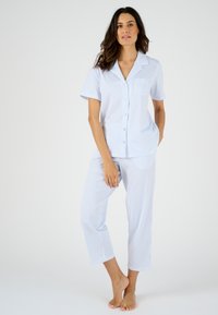 Conjunto de pijama de rayas azules y blancas de manga corta con una camisa de botones y pantalones cortos, fabricado en tejido suave. Incluye un bolsillo en el pecho.