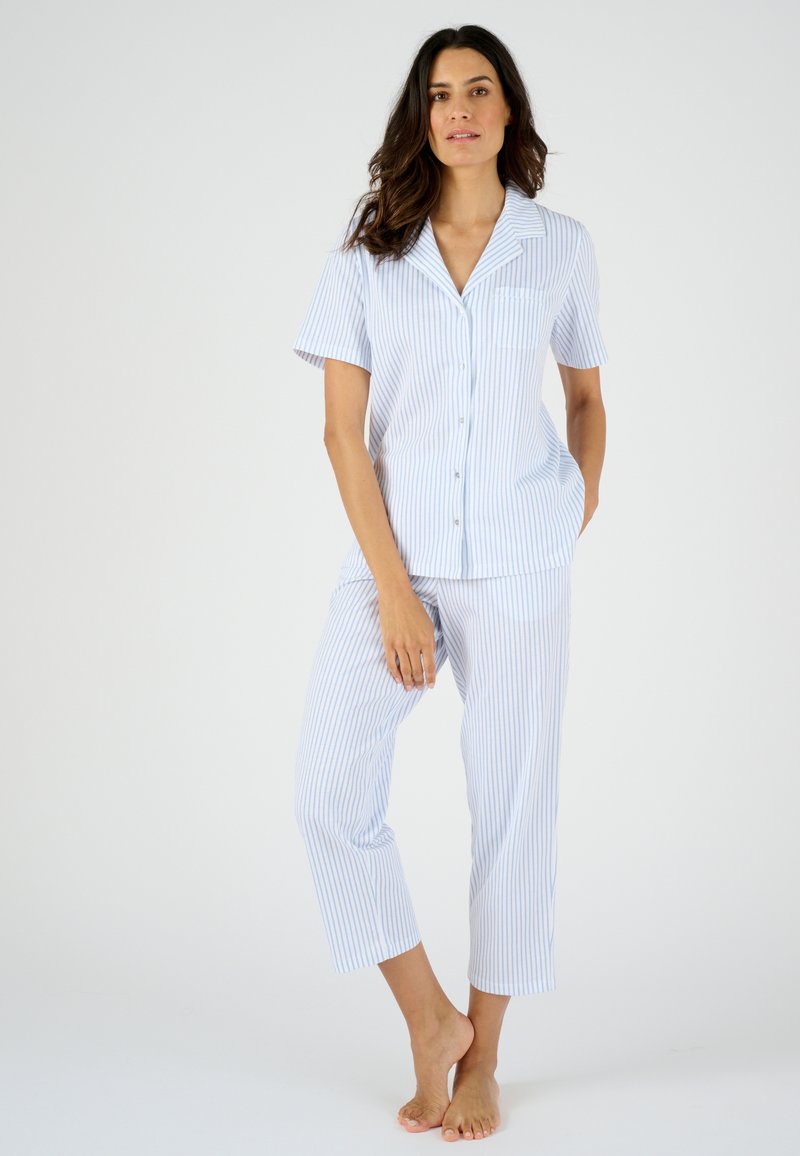 Conjunto de pijama de rayas azules y blancas de manga corta con una camisa de botones y pantalones cortos, fabricado en tejido suave. Incluye un bolsillo en el pecho.