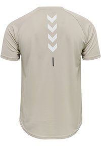 Ljust beige atletisk t-shirt med korta ärmar, som har ett ryggdesign med fem vita chevroner och en vertikal svart linje i mitten.