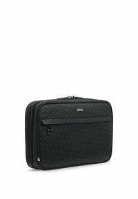 Borsa per laptop nera con superficie texturizzata, chiusura con zip, tasca frontale e dettagli in metallo argentato. Presenta un logo impresso e un design rettangolare elegante.