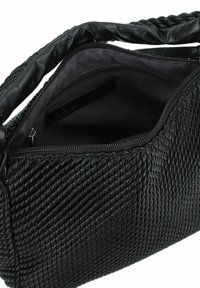 Bolso de mano de cuero tejido negro que cuenta con un exterior texturizado, cierre de cremallera y un bolsillo interior, con un forro de tela suave.