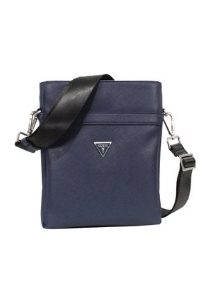 Sac besace bleu marine avec une finition lisse et texturée, une bandoulière noire réglable et un logo triangulaire argenté à l'avant.
