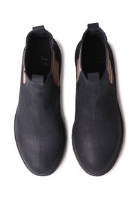 Botas de cuero negras hasta el tobillo con un acabado suave, paneles laterales elásticos y punta redondeada. Presenta un forro interior a rayas en contraste.