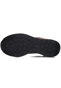 Trail schoen buitenzool, met een gestructureerde zwarte rubberen zool en multidirectionele noppen voor grip, evenals een versterkte hiel voor duurzaamheid.
