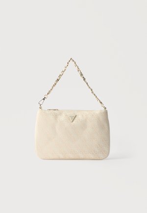Petit sac à main beige de créateur avec un motif subtil et une courte chaîne dorée pour la bandoulière, présentant un logo de marque triangulaire à l'avant.