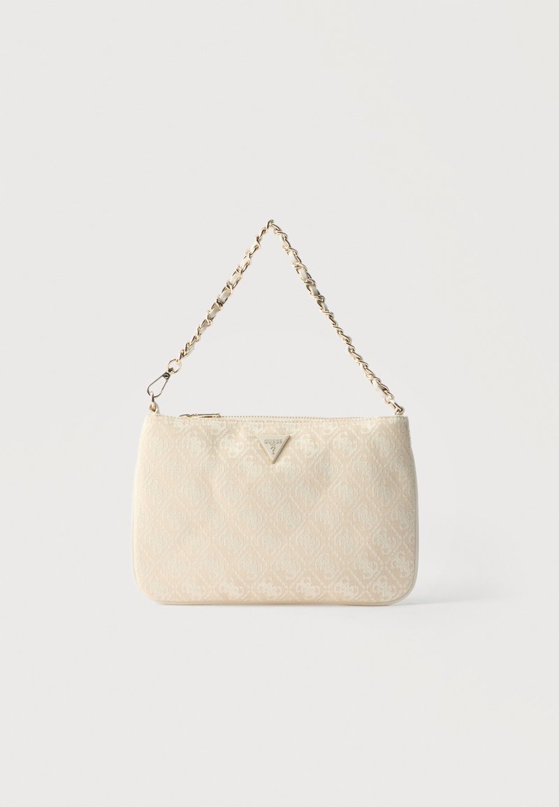 Petit sac à main beige de créateur avec un motif subtil et une courte chaîne dorée pour la bandoulière, présentant un logo de marque triangulaire à l'avant.