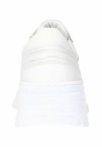 Scarpa sportiva bianca con tomaia in pelle liscia, punta arrotondata, suola spessa bianca e cuciture sottili lungo la parte posteriore.