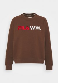 Sudadera marrón hecha de una tela suave con un cuello y puños de canalé. Presenta un logo bordado en rojo y blanco "FILA W.W." en la parte delantera.