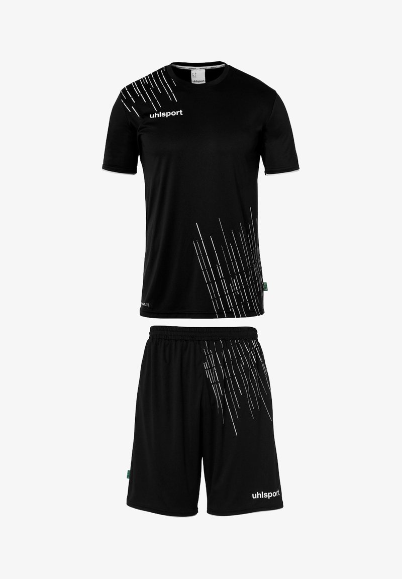 Ensemble de t-shirt et short de sport noir. Fabriqué en matériau léger, il présente des bandes diagonales blanches et un logo sur le t-shirt et le short.