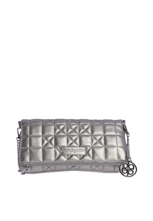 Bolso de mano acolchado plateado metálico con cremallera, correa de cadena y colgante circular con el logo de la marca.