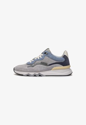 Bottines de sport légères avec une tige en mesh dans des nuances de gris et de bleu, avec des accents en daim et une semelle blanche à motif en zigzag.