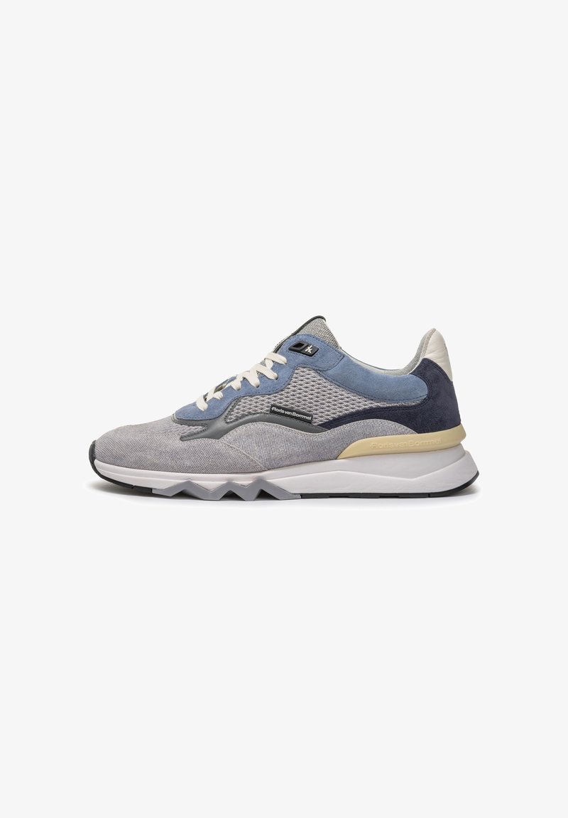 Scarpa da atletica leggera con tomaia in mesh nei toni di grigio e blu, con dettagli in suede e una suola bianca con battistrada a zigzag.