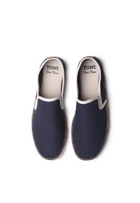 Espadrilles de lienza azul marino con un patrón texturizado, ribete beige y suela de yute trenzado, con un diseño fácil de poner y plantilla acolchada.