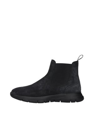 Botas de tobillo de ante negro con paneles elásticos, punta redonda y suela de goma texturizada. Incluyen una lengüeta en la parte trasera para facilitar su puesta.