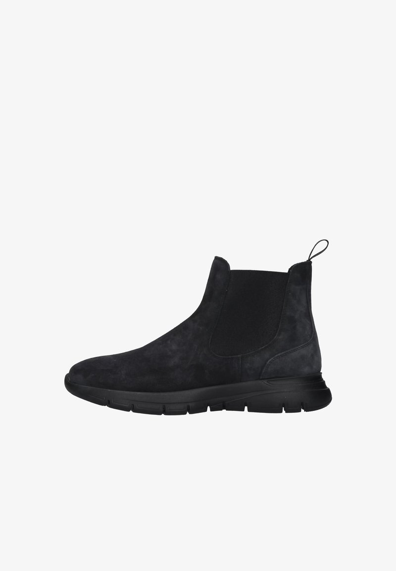 Stivaletti neri in suede con pannelli elasticizzati, punta tonda e suola in gomma texturizzata. Presentano una linguetta sul retro per facilitarne l'indossamento.