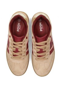 Sneaker in suede beige con strisce e lacci in pelle rossa, dotate di un interno imbottito e suola in gomma, con etichetta "POSH" all'interno.