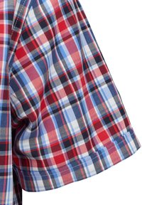 Rot- blaue und schwarze karierte Kurzarmhemd mit Karomustern in verschiedenen Größen und Texturen; Baumwollstoff mit standardmäßigem Kragen und Saum.