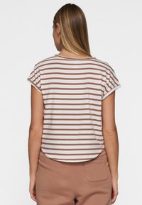 Gestreept T-shirt in cr�ème en bruin, met korte mouwen, een ronde zoom en een relaxte pasvorm. Zacht katoenen materiaal met een gladde textuur.