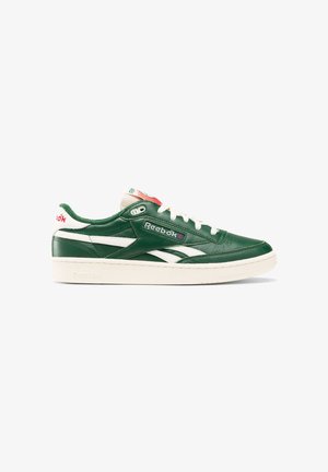 Sneaker basse Reebok en cuir vert foncé avec accents blancs, semelle blanche et logo Reebok sur le côté et le talon en rouge et bleu.